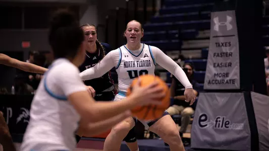 Emma Broermann in the post against FAU