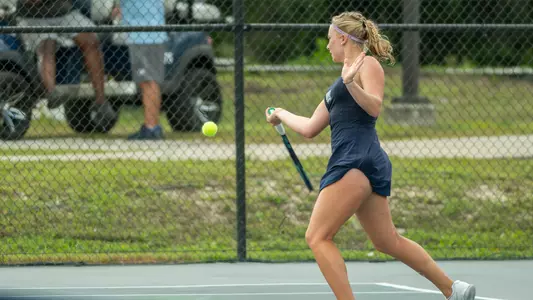 Jasmin Makela hitting a forehand