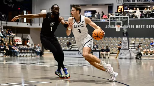 Carter Hendricksen driving to the hoop