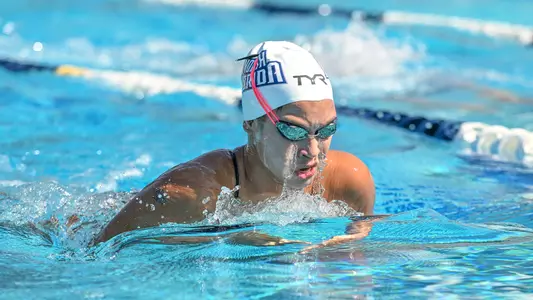 Victoria Torres swimming