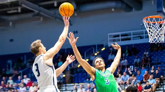 Carter Hendricksen shooting a floater
