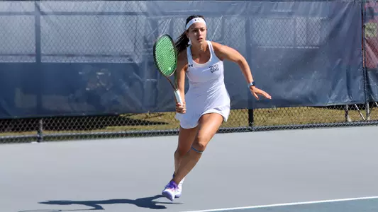 Isabel Oliveira going for a forehand