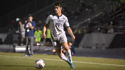 Owen Cunha dribbling up sideline
