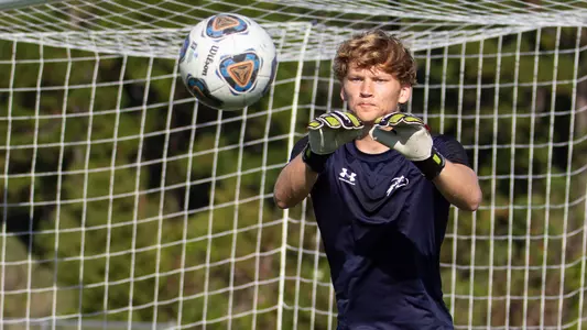 Holden Giesecke takes ball on hands