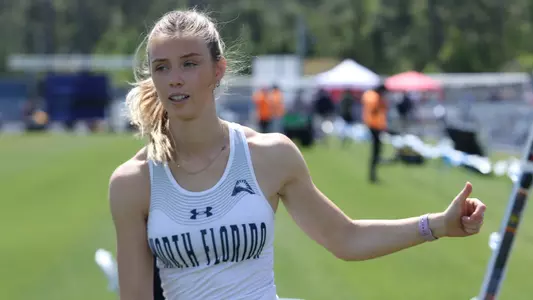 Mica Brasquet pole vault