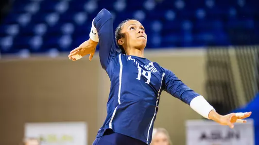 Dariana Hollingsworth-Santana serving the ball at FGCU