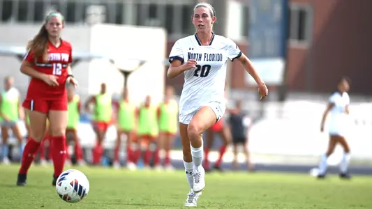 Amanda Hartmann dribbling the ball ahead