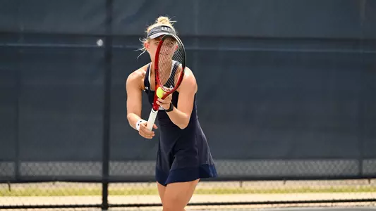 Annabelle Davis serve