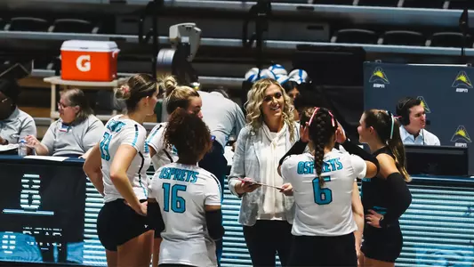 huddle pic of Kristen talking to her team