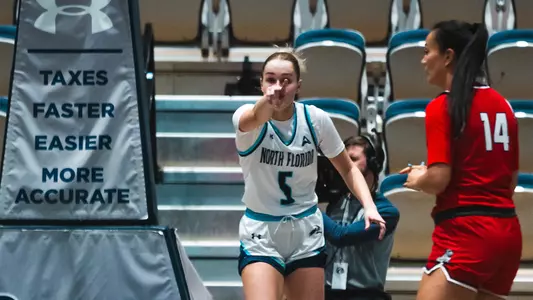 Helena Rafnsdottir pointing