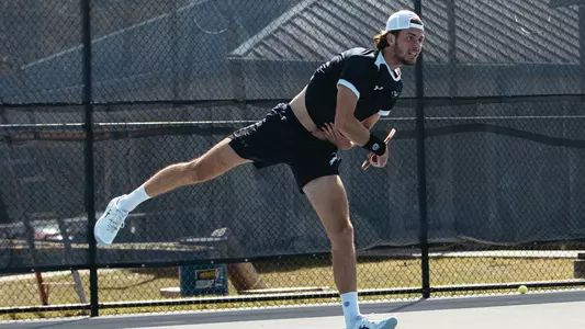 Jonas Hartenstein serve on court one