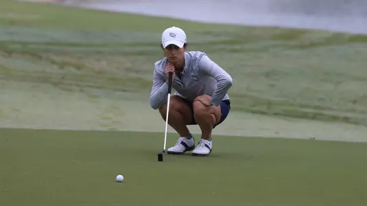 Casilda Allendesalazar evaluating putt on green