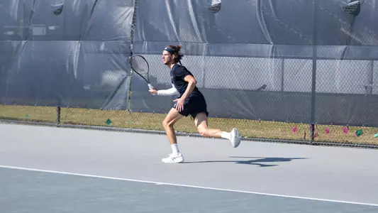 Jonas Hartenstein running on the court