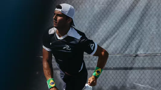 Breno Marques returning a ball on court five