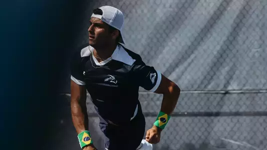 Breno Marques returning a ball on court five