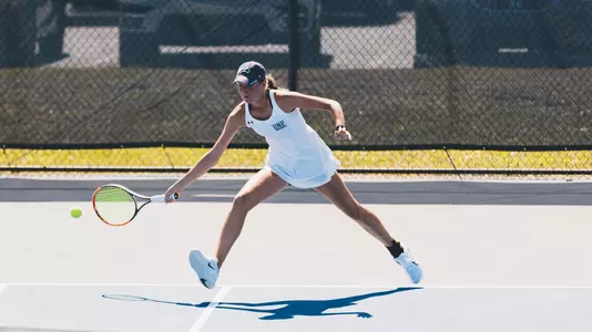 Alisa Lyshko reach for ball