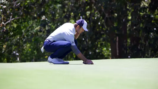 Robbie Higgins aligning putt
