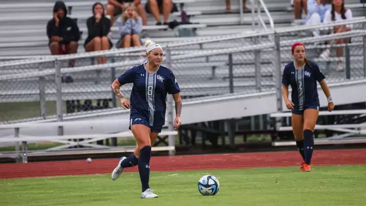 Bella Pontieri dribbling