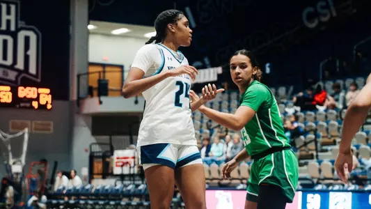 Jasmynne Gibson looking for pass against Stetson