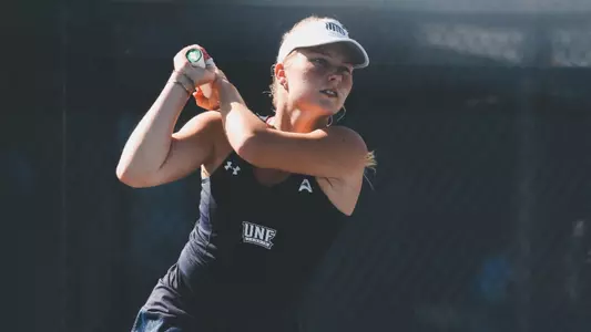 Jasmin Makela return shot in fall
