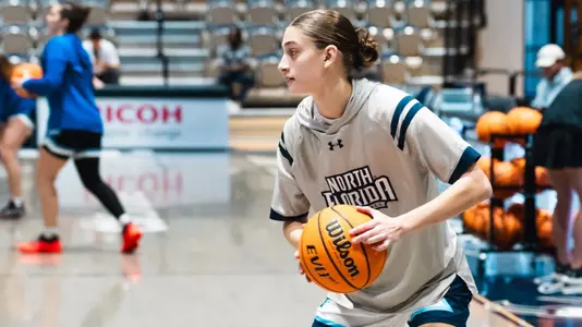 Sarah Taub looking for pass in warm-ups