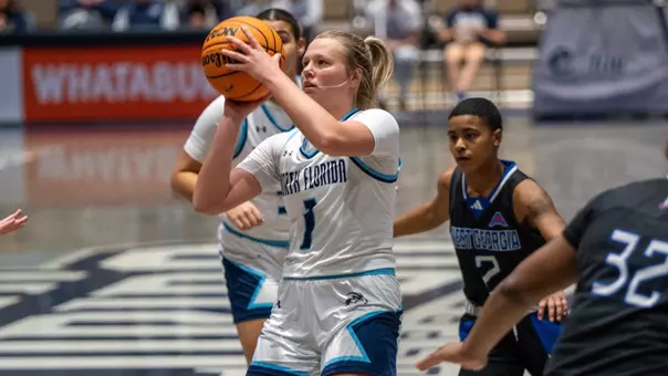 Jamisyn Stinson three-point shot