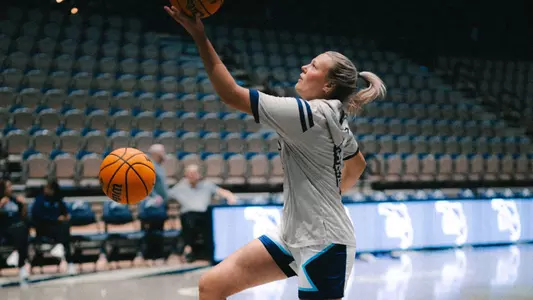 Jamisyn Stinson layup warm-ups
