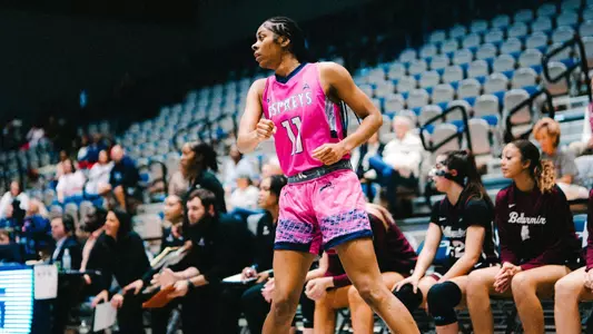 Nia Brown action shot on court