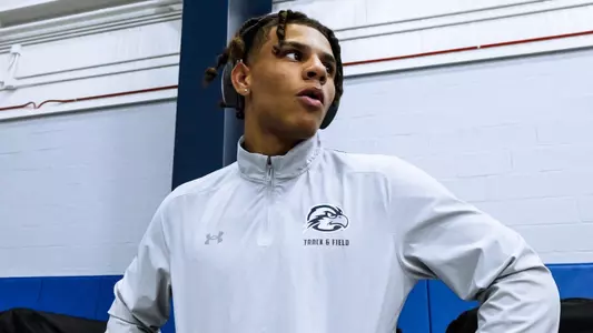 Rey Hernandez up close indoor