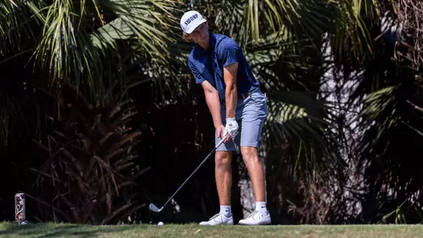 Luke Balaskiewicz putts ball