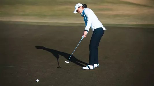 Helen Zhou putting down the green