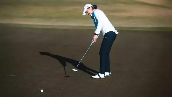 2025-26 North Florida Women's Golf - Helen Zhou Putting Down The Green
