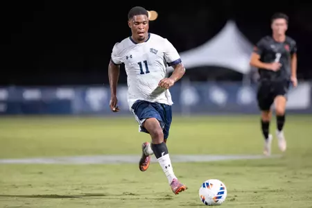 Alex Monde dribbling the ball down the field
