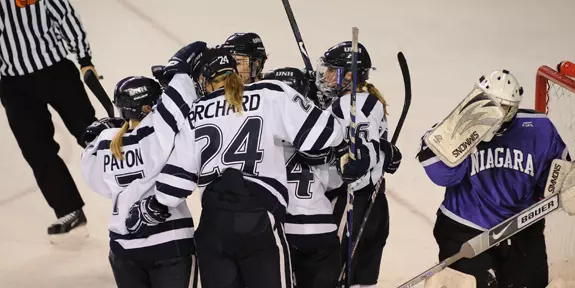 WOMEN'S HOCKEY SKATES PAST NIAGARA, 6-1 Image