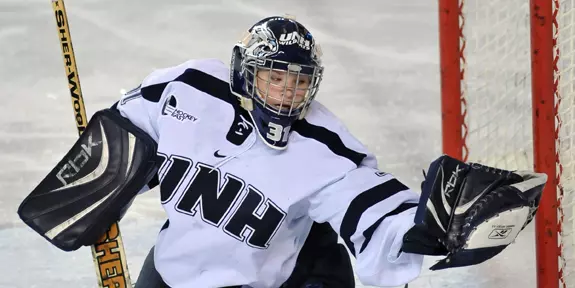 HERMAN GETS SHUTOUT, ASSIST AS #5 WOMEN'S HOCKEY DEFEATS QUINNIPIAC, 4-0 Image