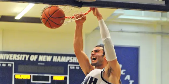 MEN'S HOOP EDGED IN FINAL MINUTES BY BOSTON U., 60-56 Image