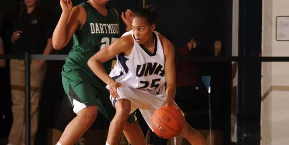 Wells' 18 points lead women's hoops over Quinnipiac, 75-63 Image