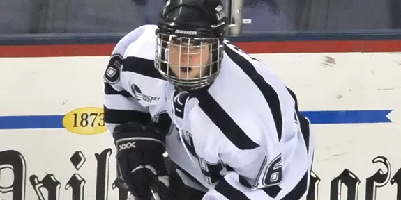 LONG'S CAREER-HIGH FOUR ASSISTS LIFT #6 WOMEN'S HOCKEY PAST VERMONT, 4-2 Image