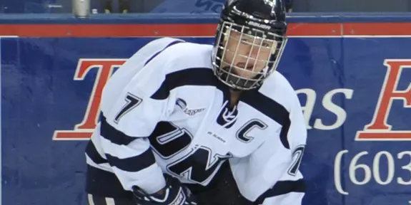 #4 WOMEN'S HOCKEY EDGED 2-1 BY BOSTON COLLEGE ON SENIOR DAY Image