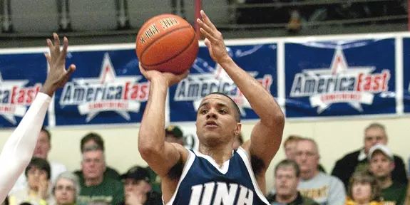 Men's Basketball Comes up Short at Boston U., 61-54 Image