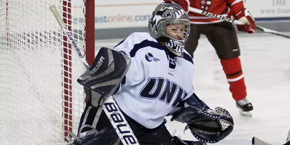 Minton's 22 Saves Backbones Women's Ice Hockey to 3-2 Victory at Niagara Image