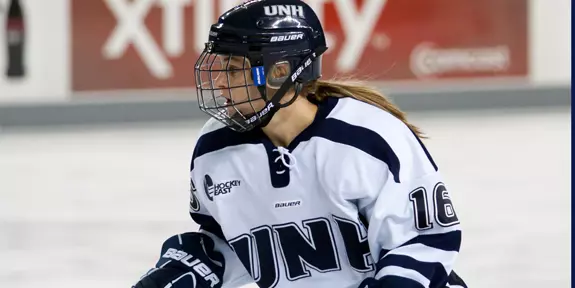 Gifford's Third-Period Goal, Gilligan's 28 Saves Lifts Women's Hockey to 2-2 Tie at St. Lawrence Image