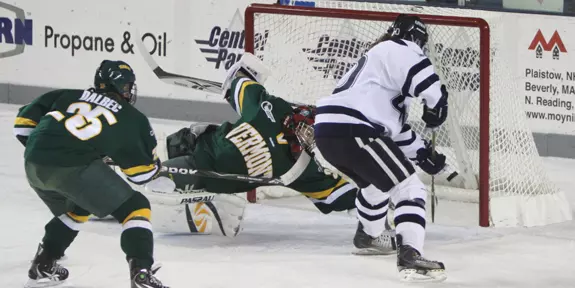 Women's Ice Hockey Edged 2-1 at Clarkson Image