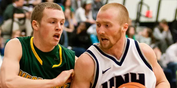 Men's basketball comes up short versus Loyola, 66-60 Image