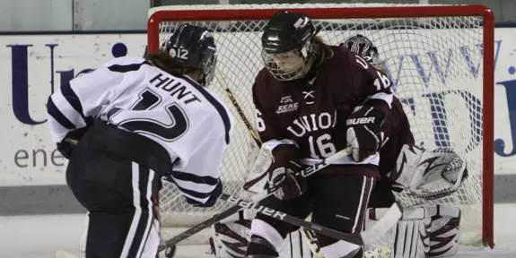 Hunt's Overtime Goal Lifts Women's Ice Hockey to 3-2 Victory Against Union Image