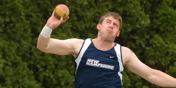 Men's Track and Field Places Second at Holy Cross Image
