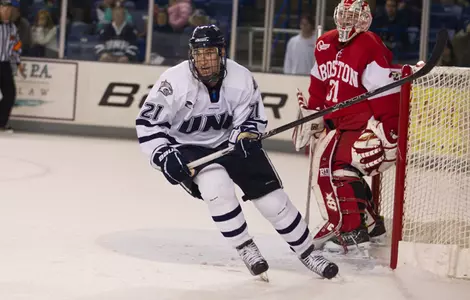 No. 15 Men's Hockey Downs 11th-ranked Boston University, 4-1 Image