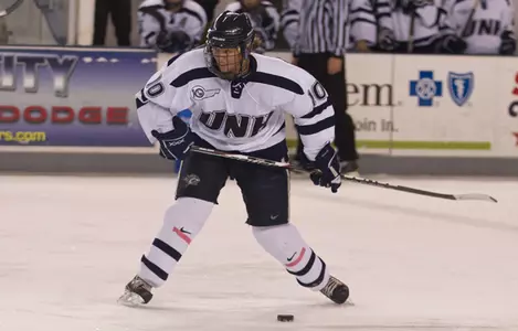 Women's Hockey Edges Syracuse in Season Opener, 4-3 Image