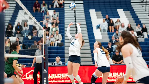 Jessica Shattles sets the ball.