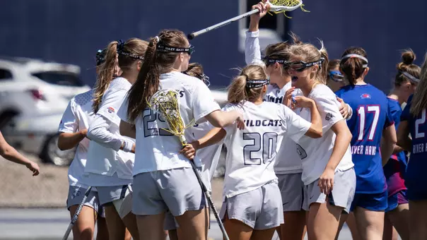 UNH Lacrosse team huddles